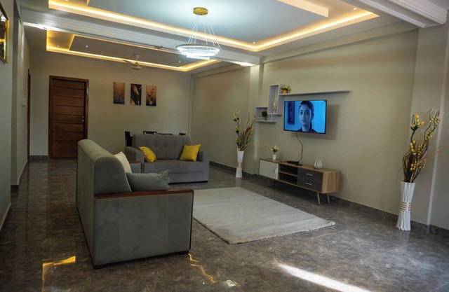 2 bedrooms apartment, 4 guests, Starlink WiFi, DSTV, Netflix, free parking