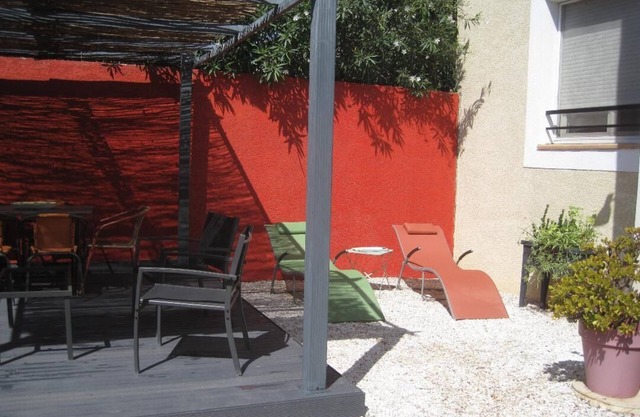 2 bedrooms house with living/kitchen dining and large outside patio