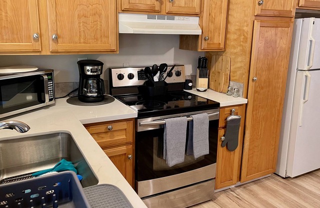 2 Bedrooms, Huge Yard, Garden Home