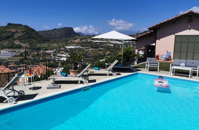 2 bedrooms, living room, kitchen in high quality. Villa with pool + sea and mountain views!