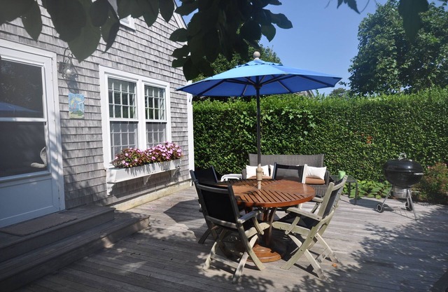 2 Bedrooms + Loft - Sleeps 6 in Beds but max 4 adults- 5 Blocks to Town