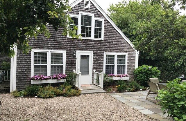 2 Bedrooms + Loft - sleeps 6 in beds but max 4 adults- 5 Blocks to Town
