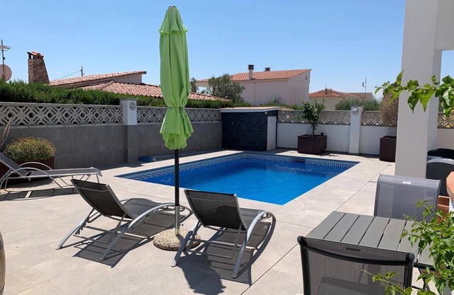 2 bedrooms, privat-pool, internet, air conditioning , parking