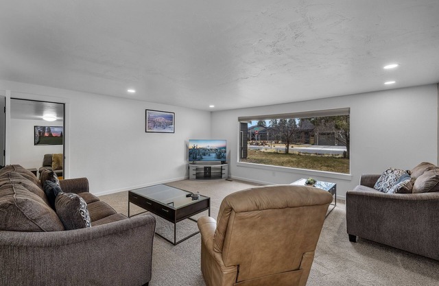 2 Bedrooms, Private Hot Tub, Media Room, Dog friendly with Yard Space. Unit B