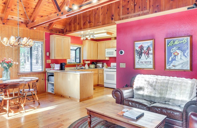 < 2 Blocks to Lake Tahoe: Family Home Near Skiing