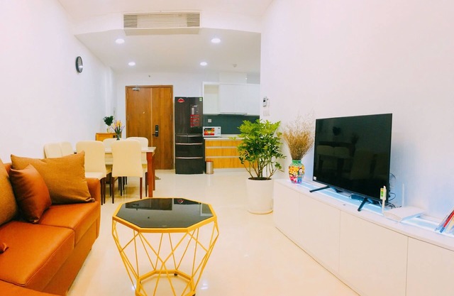 2 BR 2 BA 5 SLEEP BALCONY POOL Live downtown SaiGon