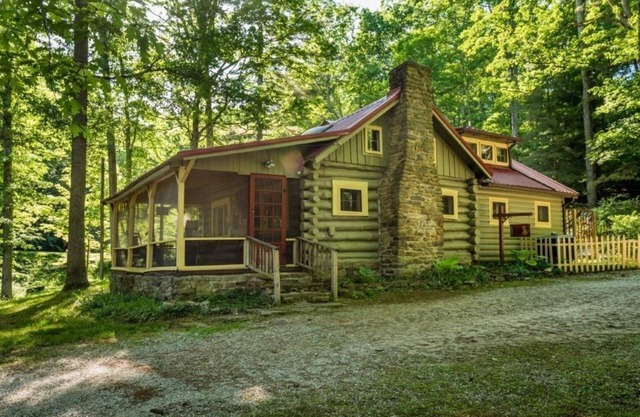 2 BR, 2 BA Log Cabin