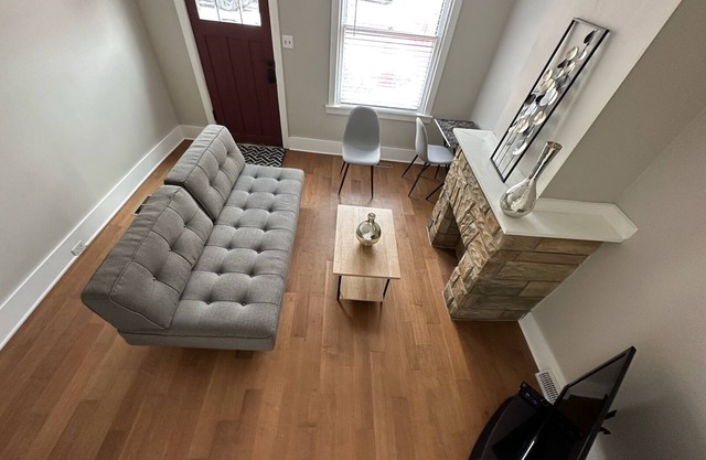 2 BR, 2 Full Bath, w/Parking, Walk to Restaurants & River; Pet Friendly.