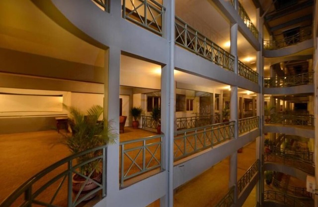 2 BR Apartment with Mountain View