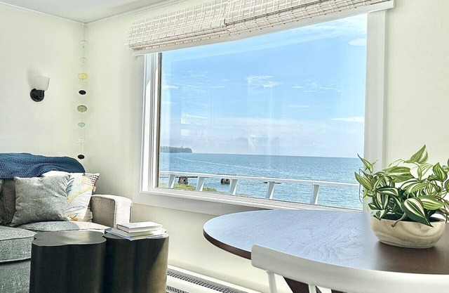 2 BR Beachfront Home + Large Deck [Harbor Hideout]