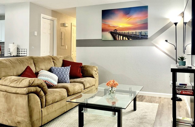 2 BR Single Story Townhouse w King Bed
