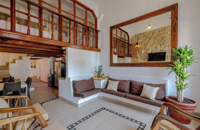 2 BR Walled City Loft Jacuzzi - Downtown
