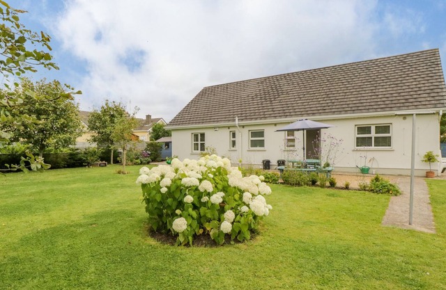 2 CASTLE COVE, pet friendly in Dromahair, County Leitrim