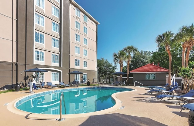 2 Comfortable Suites w/free breakfast – Ideal for Families Visiting Universal