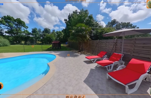 2 cottages for 5 people, for a total of 10 people, in a park with swimming pool