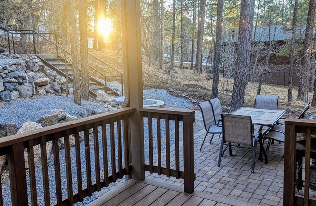 2 Covered decks, patio dining, quiet, tall pines