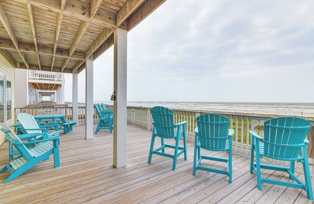 2 Decks, Patio & Views: Beachfront Texas Retreat