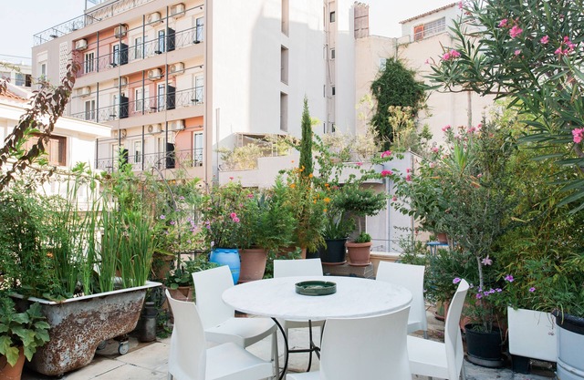 2 Distinct Apartments in 1 Building with Balcony & Green Rooftop! EP9UT
