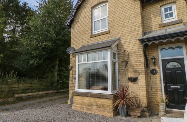 2 DRUMRAUCH COTTAGES, pet friendly, with hot tub in Hutton Rudby