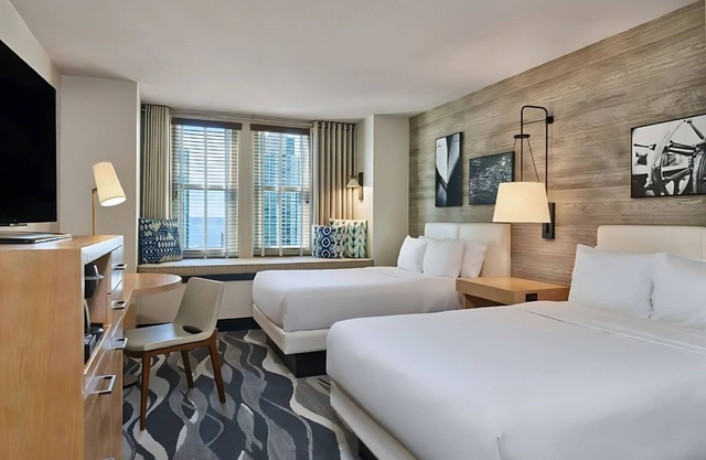 2 Elegant Rooms w/Oversize Desk & Coffee Maker – 1 Mile to Convention Center