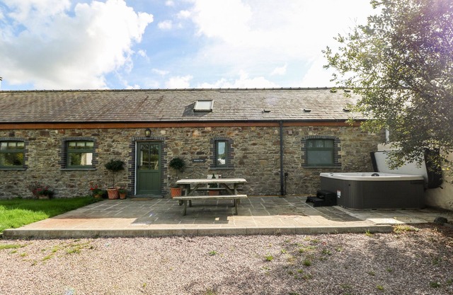 2 FENTON HOME FARM, pet friendly, with hot tub in Haverfordwest