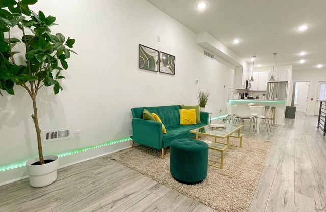 2 Floors - 3 Bedrooms / 3 Full Bathrooms with Back Patio