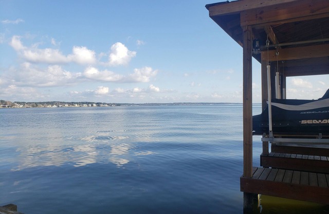 2 Free Kayaks, Newly renovated home with huge patio space to relax!