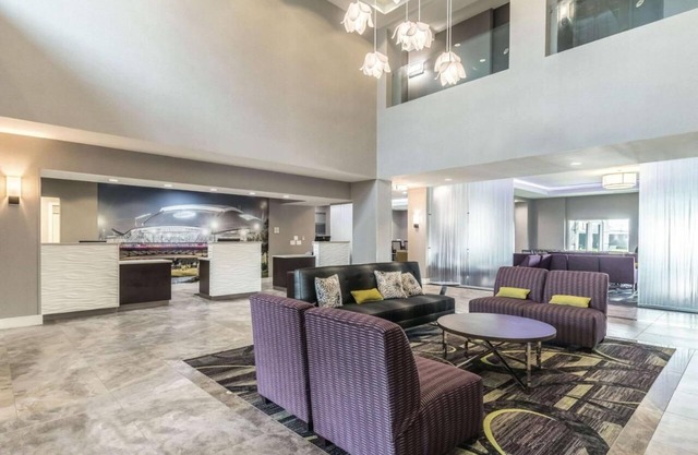 2 Full Beds w/Sleeper Sofa, La Quinta Inn, Free Shuttle to Six Flags, 2 Units