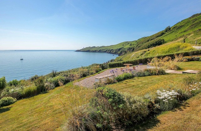 2 GARDEN APARTMENT, family friendly, with pool in Hallsands