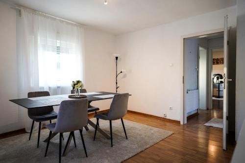 2-geschossiges Comfort Apartment mit Balkon, Netflix und großzügiger Küche für Teams und Familien
