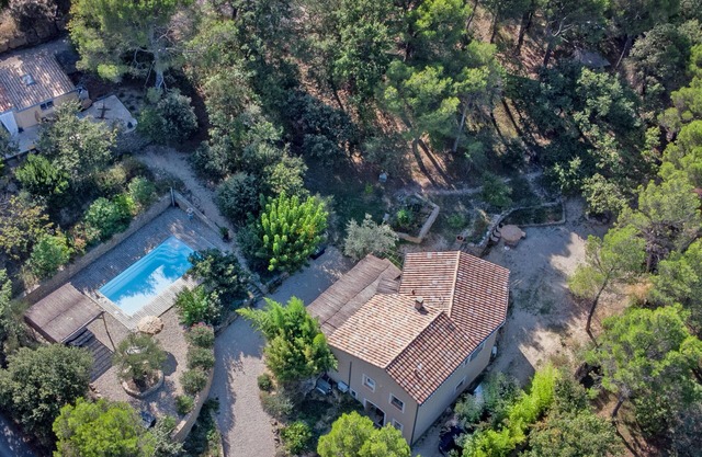 2 gîtes with airco and heated pool 1km from Faucon