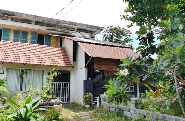 2 guest, 1 bed, 1 bath, a garden