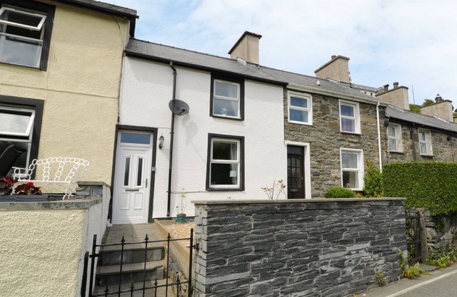 2 HOLLAND TERRACE, pet friendly, with a garden in Tanygrisiau