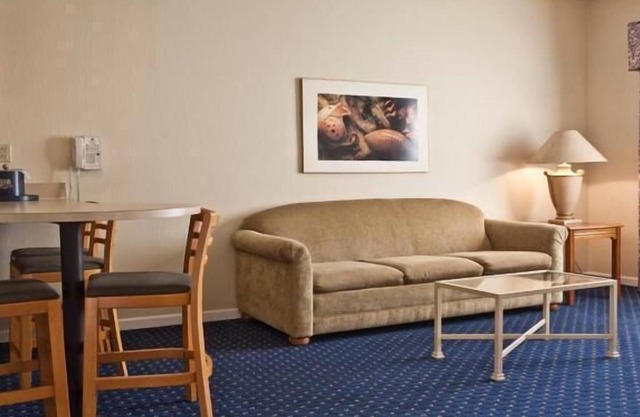 2 Homely Studios with Kitchenettes! Pool, Parking!