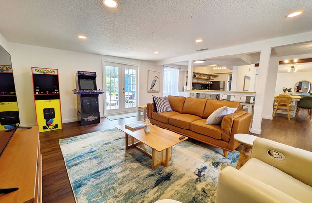 2 homes for 1 - Arcade, Firepit, Patio - Main house & Lrg guest house included!