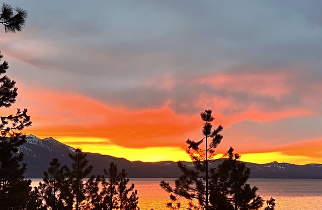 2 Homes with 6 Bdr near the lake w/Hottub