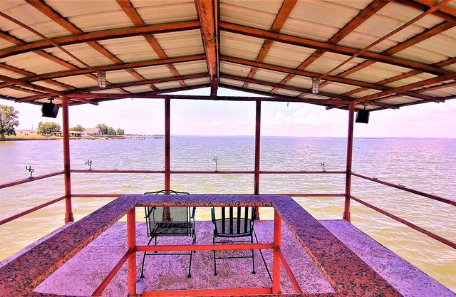 2 Houses, Waterfront, Gated, Kayaks, Canoe, 317 FT. Shaded Concrete Fishing Pier