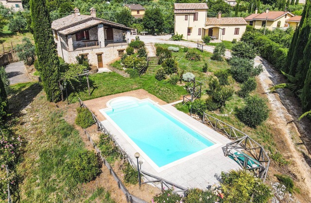 2 houses with air conditioning and private pool. Quiet area & panoramic views