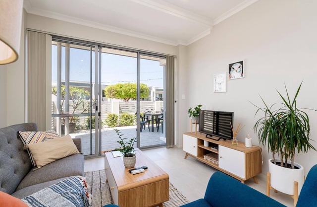 2 Inspired Innaloo sleeps 4 - Netflix, Style & Class for Family of 4 or 2 Couples