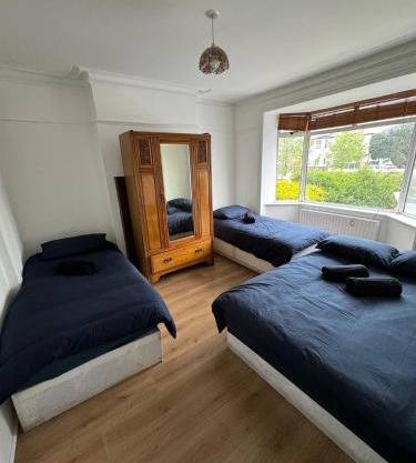 2 Iveragh Road - Family room 1