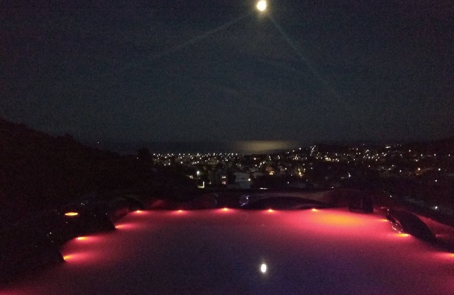 2 Jacuzzi Airport House - Airport Transfer Available