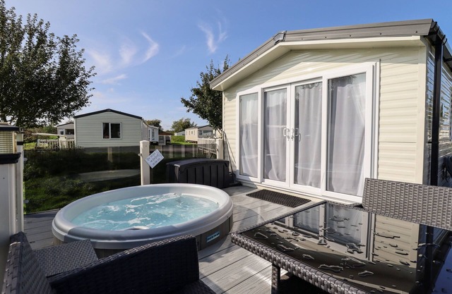 2 KESTREL CLOSE, pet friendly, with hot tub in Tattershall