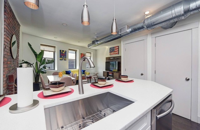 2 King Beds- Sleeps 16! Vibrant - Parking - Vibrant~ No Steps