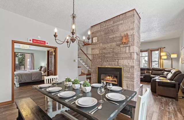 2 king beds, walk to restaurants, ideal for groups, gondola view, HUGE game room