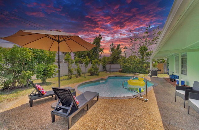 2 Kitchens + Pool + Ping-Pong + Corn Hole + BBQ + Next to Venice Downtown