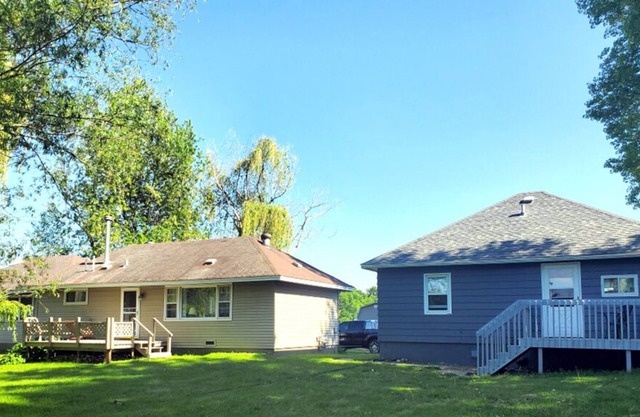 2 Lake Front Homes On the snowmobile trails w/ the best ice fishing in the area!