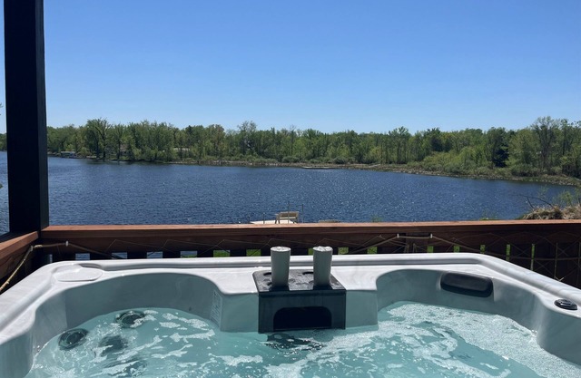 2 Lakeside Treehouse Cabins+Sauna+Hot Tub+Cold Tub