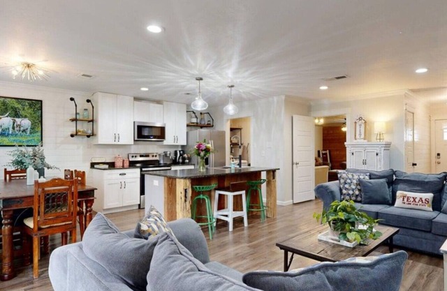 2 Living Rooms, Playstaytion Game System, Multiple Sleeping Areas, Pet Friendly!