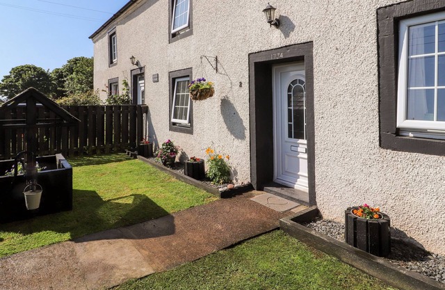 2 LOW FARM COTTAGES, pet friendly, with a garden in Beckermet