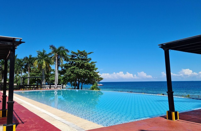 2 Luxury 1 BR Condos next to each other/2pools-Gym- amazing ocean-views